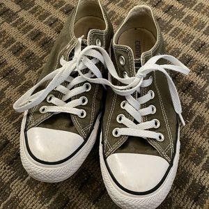 Converse women’s 7/men’s 5–in great condition!!